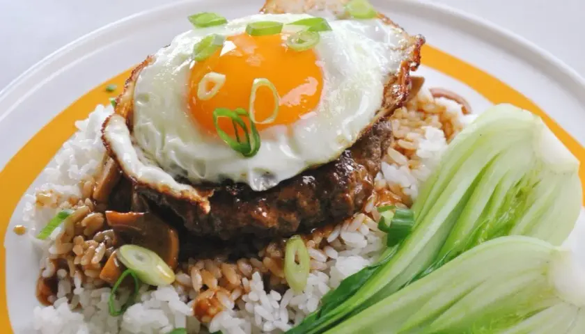 En läcker loco moco med ris, köttpuck, stekt ägg och bok choy.