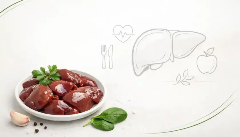 Surowa wątróbka na talerzu, obok czosnek i przyprawy. Grafika wątroby i jabłka sugeruje, czy wątróbka jest zdrowa.