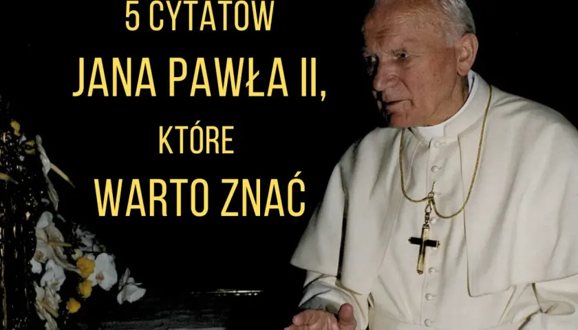 5 cytatów Jana Pawła II, które warto znać. Papież w białej szacie z krzyżem na szyi.