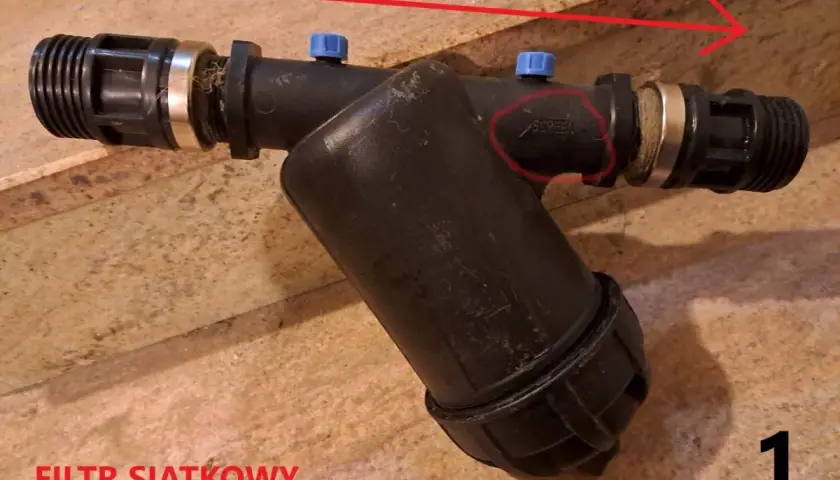 Filtr dyskowy z zaznaczonym kierunkiem przepływu wody. Widoczny symbol "SCREEN" na obudowie.