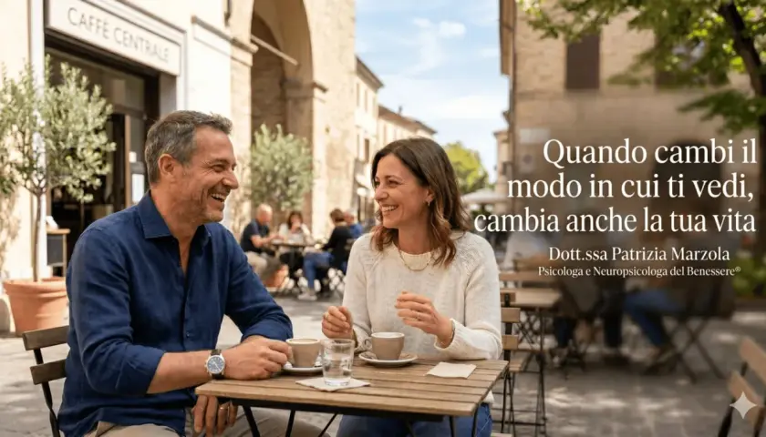 Coppia sorridente al caffè, un esempio di come migliorare l'autostima significato possa trasformare la vita.