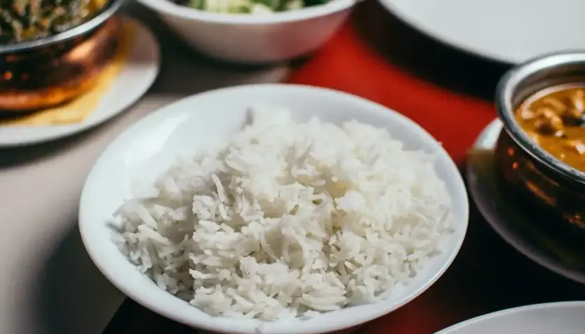 Miseczka białego ryżu, idealnego dodatku do indyjskiego curry. Sprawdź, ile ryż kcal ma Twoja porcja!