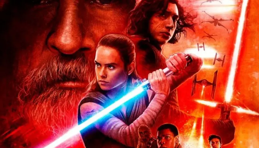 Gwiezdne Wojny Ostatni Jedi: Rey z mieczem świetlnym, Kylo Ren, Luke Skywalker i inni bohaterowie w ogniu walki.