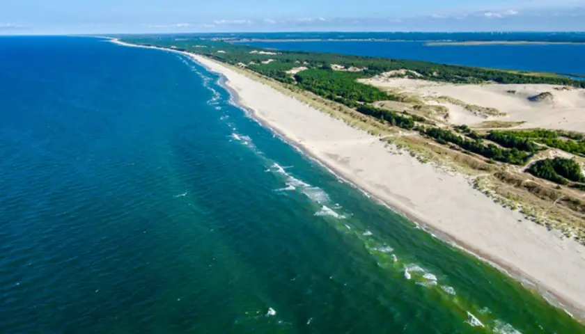 Piękna plaża i morze, idealne na tanie wycieczki weekendowe z Poznania. Długi pas piasku, wydmy i lasy.