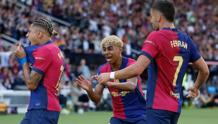 Piłkarze FC Barcelona świętują bramkę. Widać Raphinhę, Ferrana i jednego z młodych zawodników. To ich zwycięskie barcelona ustawienie.