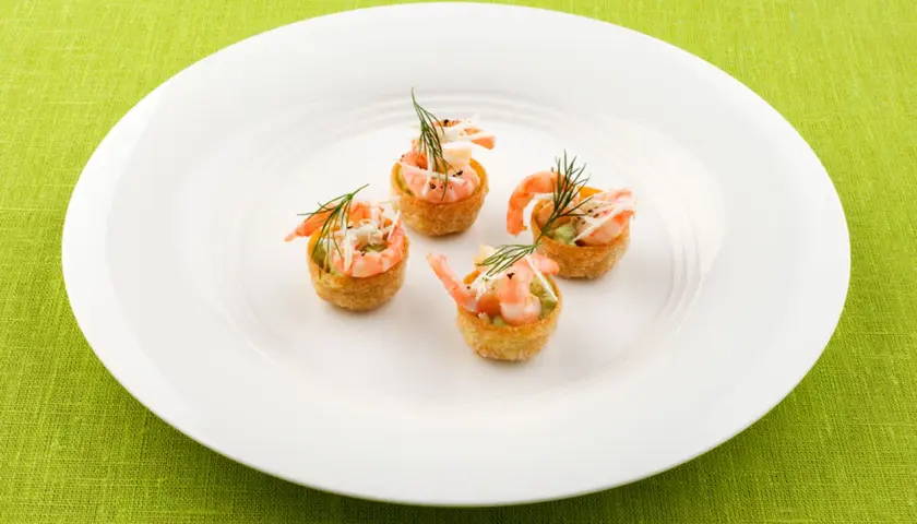 Små krispiga korgar med krustader fyllning, toppade med räkor och dill. En festlig förrätt.