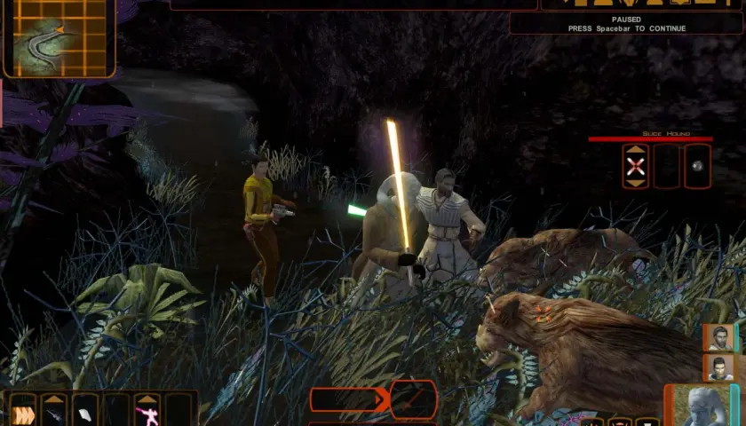 Star Wars Knights of the Old Republic spolszczenie: Jedi walczą z bestiami w mrocznym lesie. Na ekranie widać menu gry i minimapę.