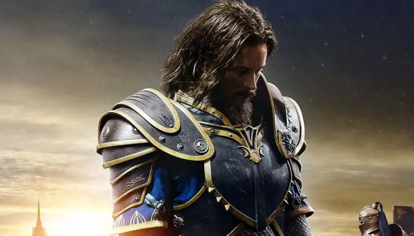 Warcraft: Anduin Lothar, legendarny rycerz, w zbroi, spogląda w dół, gotów na walkę.