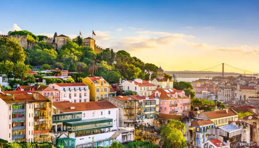 Bunte Häuser und die Burg São Jorge in Lissabon. Entdecken Sie Lissabon Geheimtipps abseits der Touristenpfade.