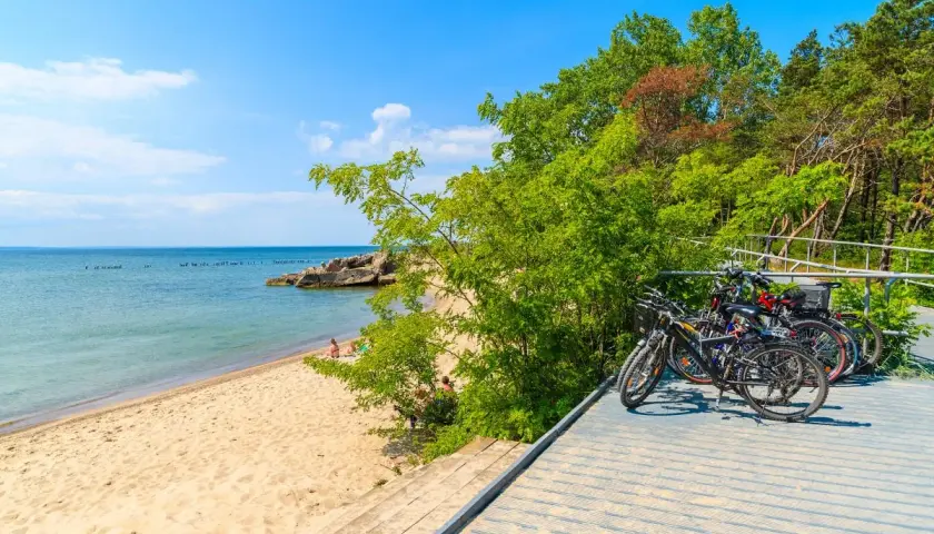 Rowery czekają na odkrywców pomorskich tras rowerowych. Piękna plaża i spokojne morze zachęcają do aktywnego wypoczynku.