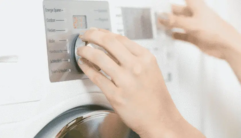 Ile prądu zużywa pralka na 1 pranie? Oszczędzaj na rachunkach!