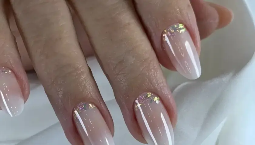 Eleganckie baby boomer nails z subtelnym brokatem. Klasyka w nowoczesnym wydaniu.