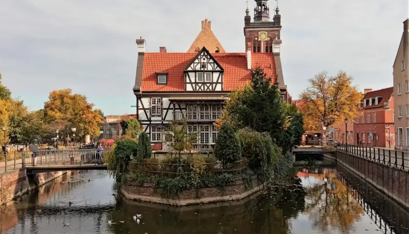 Jesień w Gdańsku, nad Motławą. Zabytkowa kamienica z charakterystyczną architekturą, przypominająca o tym, kiedy powstał Gdańsk.