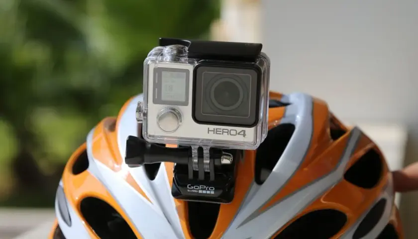 Kamera GoPro Hero4 na kasku rowerowym, gotowa do nagrywania przygód. Podobnie jak insta360 GO 3S, uchwyci każdy moment.