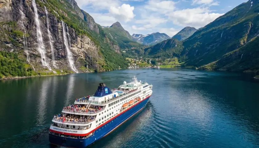 Rejs po fiordach Skandynawii statkiem Norwegian Fjord Explorer. Wspaniałe wodospady i góry tworzą malowniczy krajobraz.