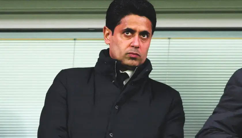Nasser Al-Khelaifi, prezes PSG, w czarnej kurtce, z uwagą obserwuje wydarzenia.