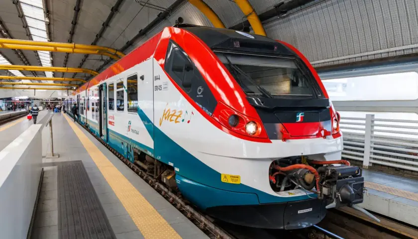Treno Jazz di Trenitalia in stazione, pronto a partire da termini tiburtina.
