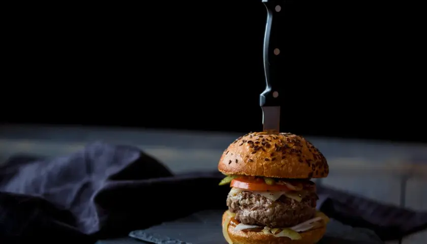 Jak smażyć burger wołowy, by był soczysty i idealnie przyprawiony
