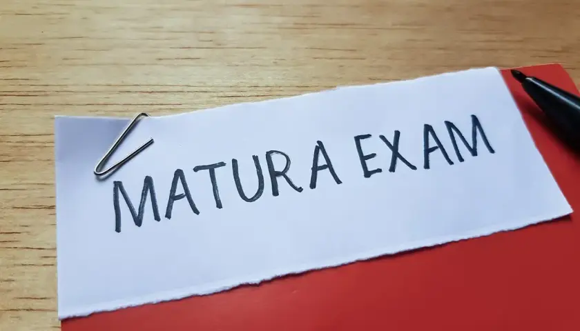 Notatka z napisem "MATURA EXAM" przypięta spinaczem. Klucz do tego, jak zdać maturę z angielskiego.