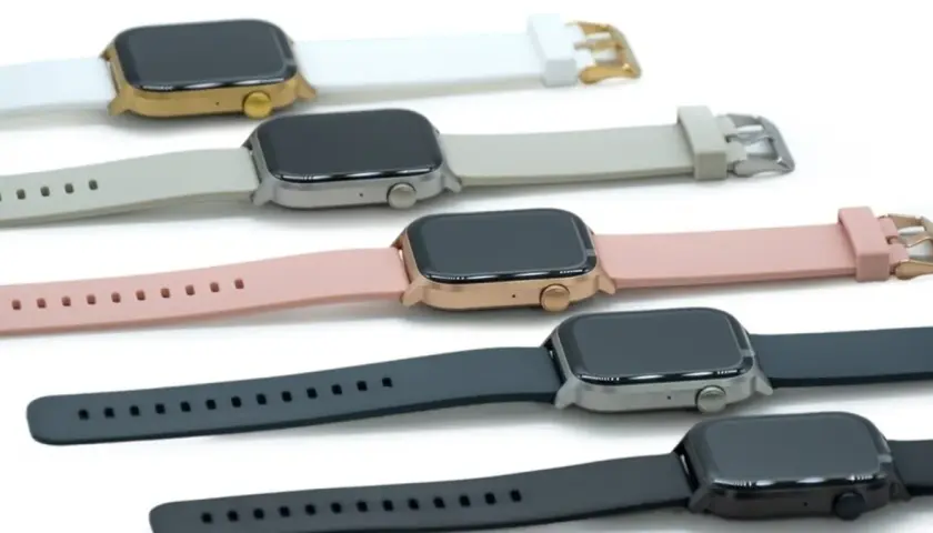 Kilka smartwatchów w różnych kolorach: białym, beżowym, różowym, ciemnoszarym i czarnym.
