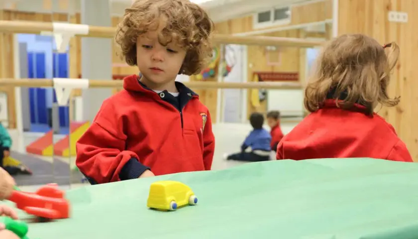 Niños jugando en la guardería, una etapa que puede empezar a una edad temprana.