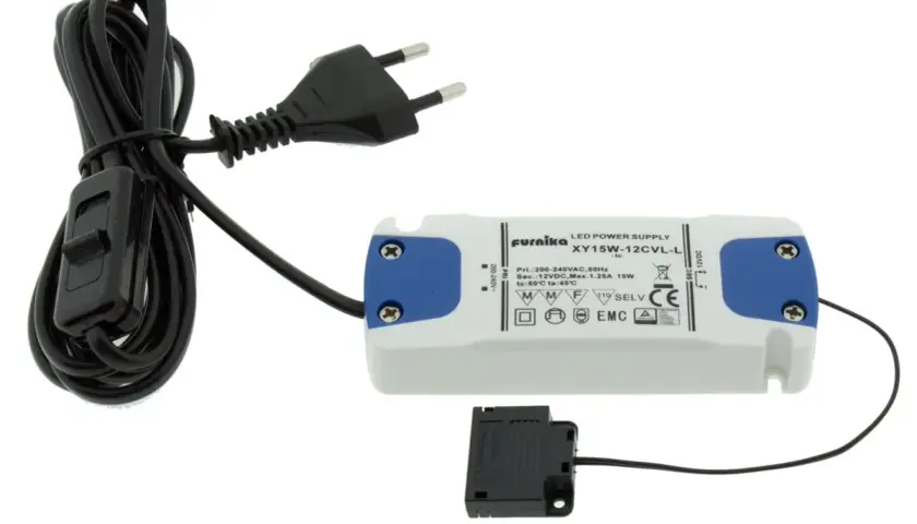 Zasilacz LED 12V 15W z wtyczką i przełącznikiem. Idealny do oświetlenia LED, jaki zasilacz do żarówek led 12v? Ten sprawdzi się świetnie.