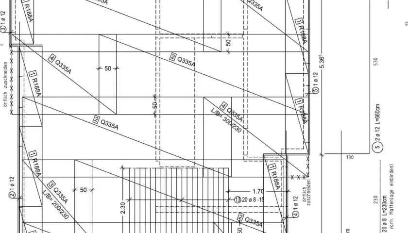 Stahlbeton Zeichnung mit Bewehrungsdetails und Maßen.