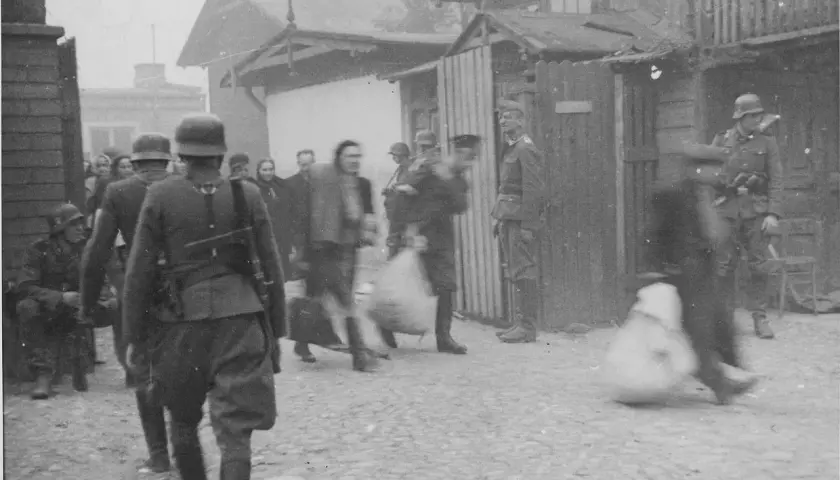 Żołnierze w mundurach i cywile z bagażami spieszą się, by zdążyć przed panem bogiem.