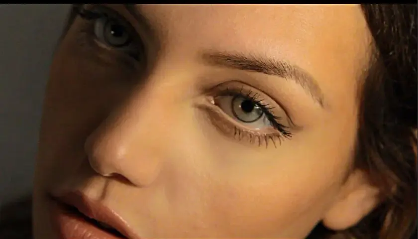 Piękne, naturalne brwi po zabiegu microblading. Delikatne kreski podkreślają spojrzenie.