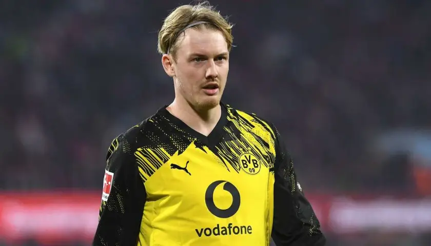 Piłkarz Borussii Dortmund w żółtej koszulce z czarnymi wzorami. Czy to zapowiedź kolejnych borussia dortmund transfery?