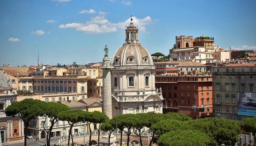 Roma: cupola maestosa, pini verdi e scorci urbani. Ideale per un soggiorno di 3 giorni, con un occhio al costo metro.