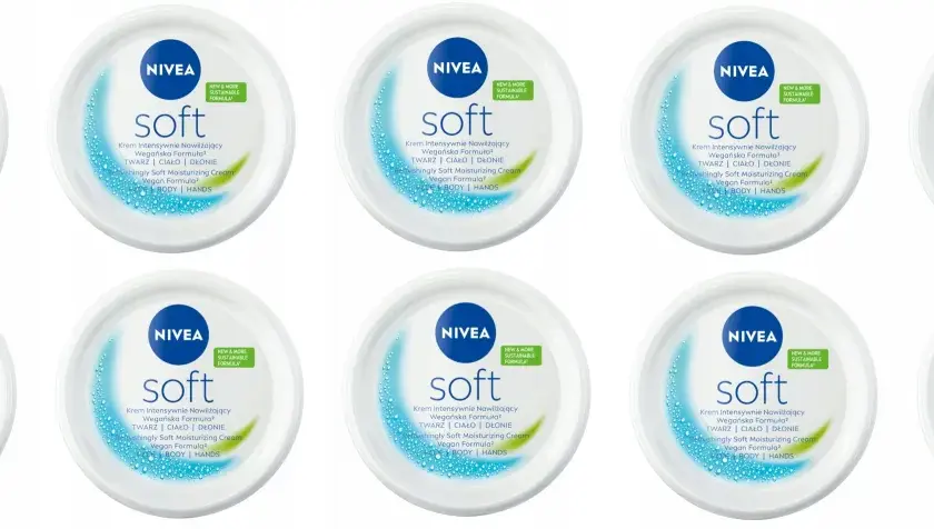 Dziesięć słoiczków kremu Nivea Soft. Zastanawiasz się, ile kosztuje krem Nivea? Ten nawilżający krem do twarzy, ciała i dłoni ma wegańską formułę.