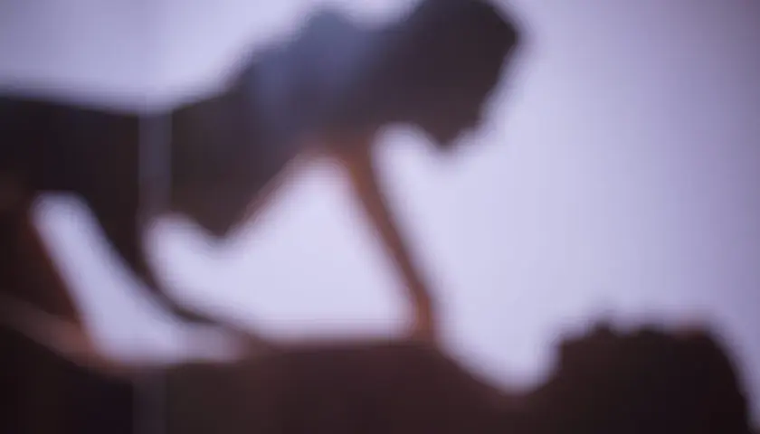 Ombre sfocate di due persone che si abbracciano, evocando la gioia e l'intimità della giornata mondiale dell'orgasmo.