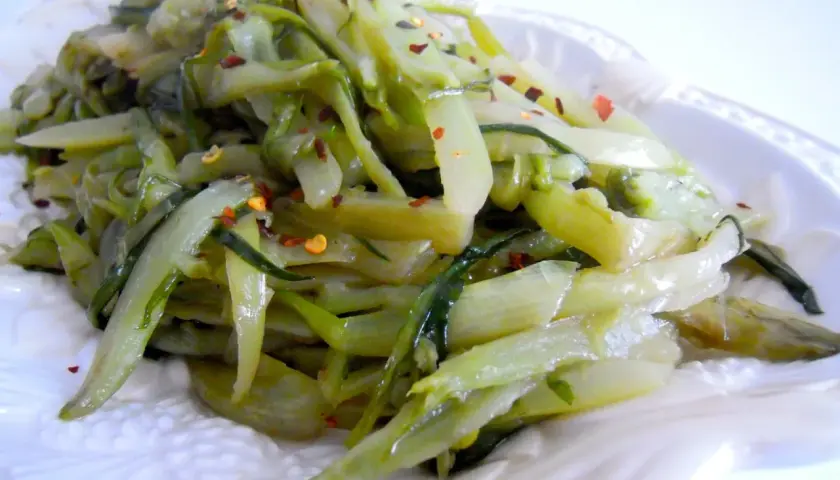 Puntarelle in padella, un contorno saporito e facile da preparare. Perfetto per accompagnare i tuoi piatti.