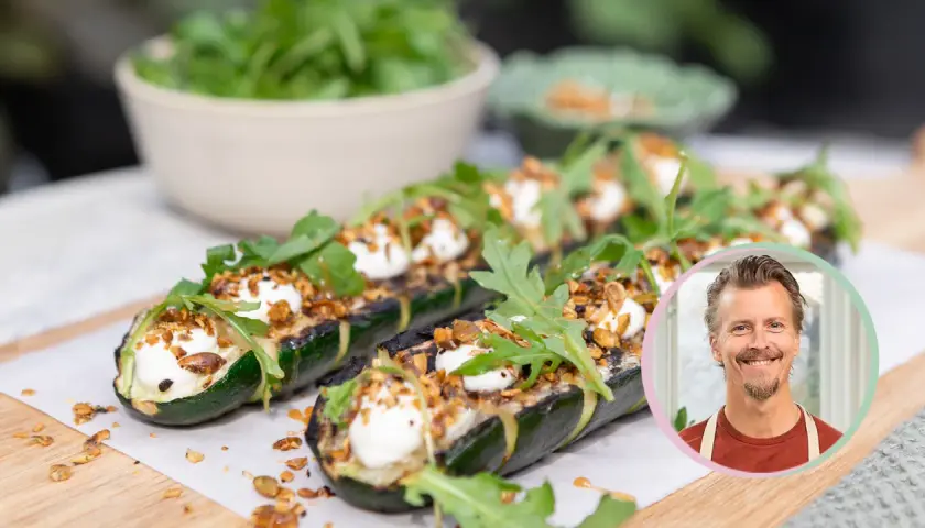 Grillad zucchini med krämig topping, nötter och ruccola. En man ler i en cirkel till höger.
