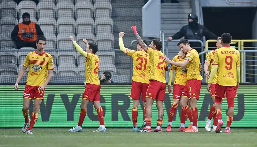 Piłkarze Jagiellonii Białystok świętują bramkę. Widać ich radość, która może wpłynąć na rankingi Widzew Łódź – Jagiellonia Białystok.
