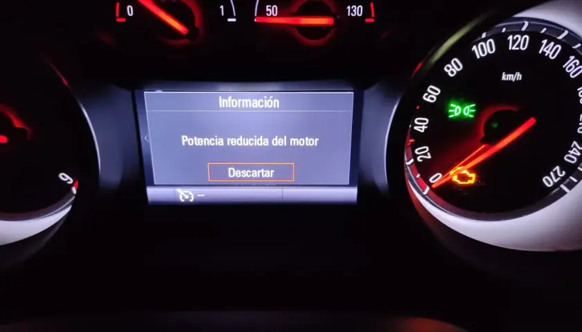 Opel Astra: mensaje "Potencia reducida del motor" en pantalla. El testigo del motor está encendido.