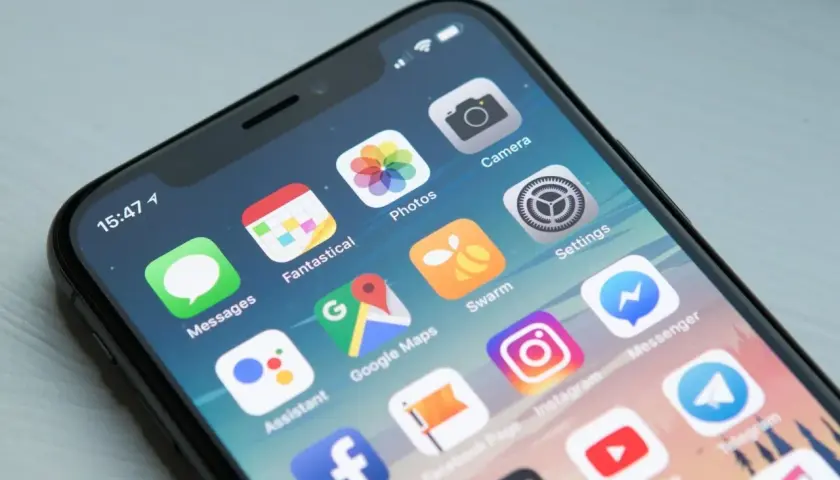 Ekran smartfona z ikonami popularnych aplikacji: Messages, Fantastical, Photos, Camera, Google Maps, Swarm, Settings, Assistant, Instagram, Messenger, Facebook, YouTube, Telegram.