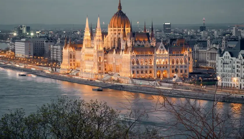 Wspaniały budynek Parlamentu, oświetlony nocą, góruje nad Dunajem. To serce stolicy Węgier, Budapesztu, tętniące życiem.