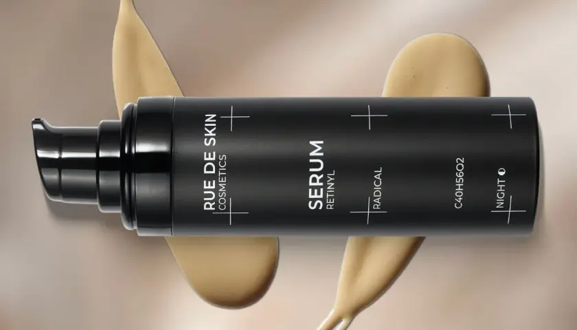 Czarny flakon serum z retinylem. Kremowa konsystencja podkreśla jego działanie na skórę.