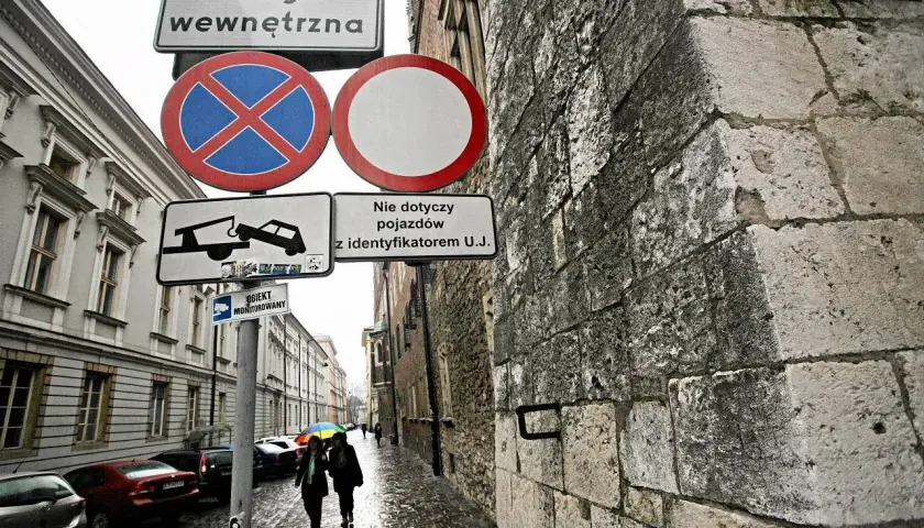 Znaki drogowe informują o zakazach na drodze wewnętrznej. Uważaj na przepisy!
