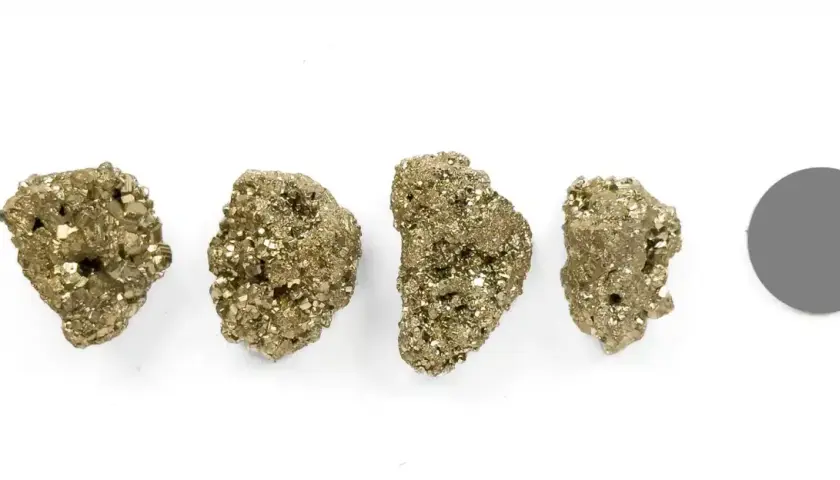 Vier goldglänzende Pyrit-Klumpen, die ihre vielfältige Pyrit-Verwendung in der Schmuckherstellung und als Sammlerstücke zeigen.