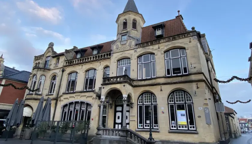 Prachtvolles Gebäude in der Valkenburg Altstadt mit markantem Turm und großen Fenstern.