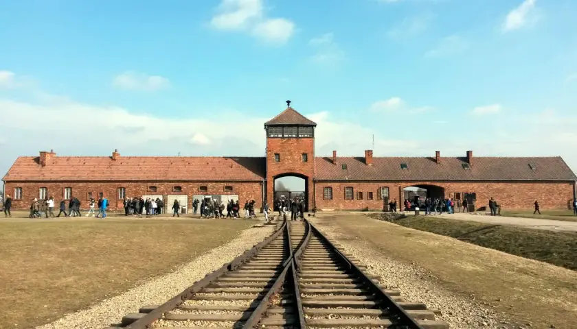 Brama obozu Auschwitz, tory kolejowe. Informacje o auschwitz bilety cennik.