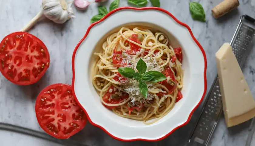 Pyszne włoskie makarony przepisy: spaghetti z pomidorami, czosnkiem, bazylią i parmezanem. Idealne na szybki obiad.