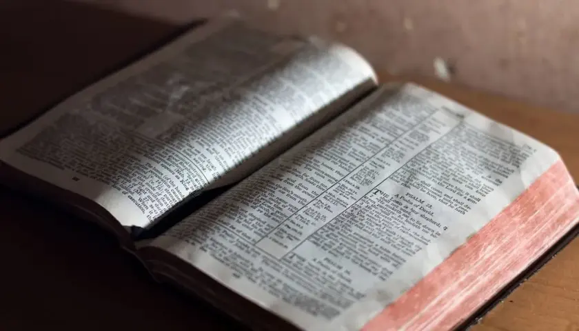 Biblia: święta księga czy arcydzieło literatury? Poznaj jej moc!