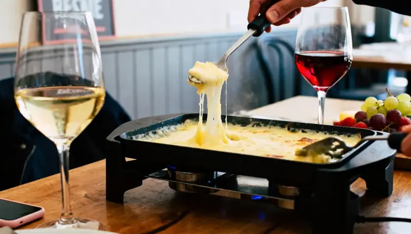 Raclette fondante, un verre de vin blanc et un verre de rouge. Parfait pour accompagner un Pouilly Fumé.