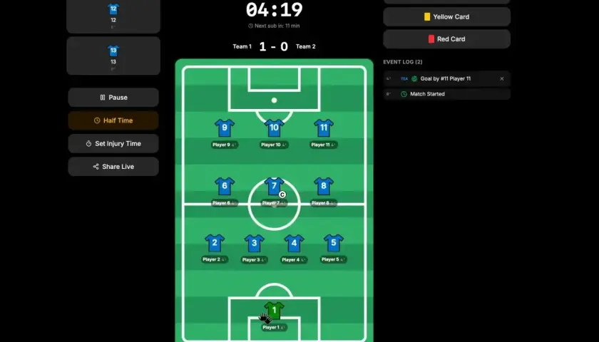 Wirtualny mecz piłki nożnej. Widać boisko z zawodnikami, zegar 04:19, wynik 1-0. Włoscy trenerzy analizują taktykę.