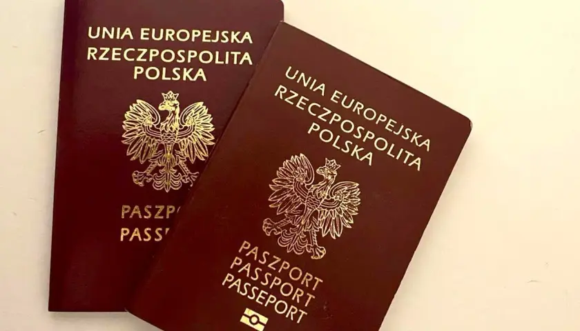 Dwa polskie paszporty. Zastanawiasz się, ile kosztuje wyrobienie paszportu? Sprawdź aktualne ceny i przygotuj się do podróży!