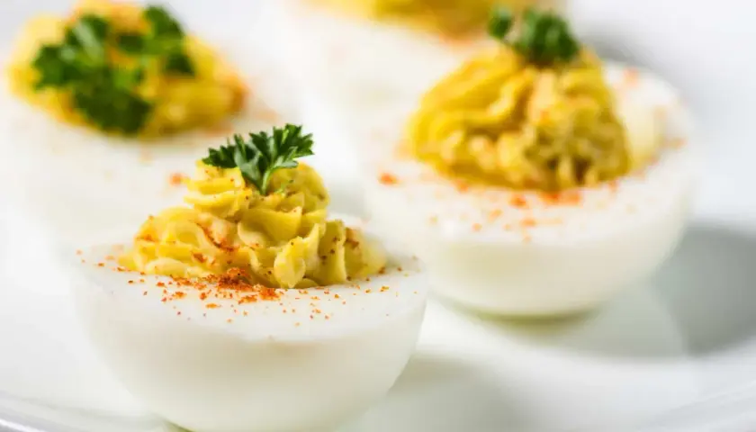 Œufs mayonnaise garnis de persil frais et saupoudrés de paprika. Un délice pour les yeux et les papilles.